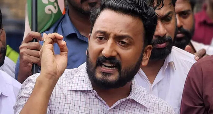 നാട്-കാക്കുന്ന-അയ്യന്റെ-പൊന്നു-കക്കുന്ന-സർക്കാരിനെതിരെ-ജനങ്ങൾ-സംഘടിക്കും,-മാധ്യമങ്ങൾക്ക്-മുമ്പിലേക്ക്-ഏതെങ്കിലും-ദിവ്യനെ-എറിഞ്ഞ്-കൊടുത്ത്-രക്ഷപ്പെടാമെന്ന്-അമ്പലം-വിഴുങ്ങി-സർക്കാർ-വിചാരിക്കേണ്ട,-ഞങ്ങൾക്ക്-ഉത്തരം-തരേണ്ടത്-‘അവതാരമോ’,-ഉദ്യോഗസ്ഥരോ-അല്ല-സർക്കാരാണ്,-സ്വർണപ്പാളി-വിഷയത്തിൽ-സർക്കാരിനെ-കടന്നാക്രമിച്ച്-രാഹുൽ-മാങ്കൂട്ടത്തിൽ