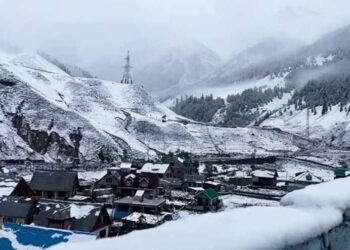 മഞ്ഞു​വീഴ്ച-കാണണോ!-കശ്മീരിലേക്ക്-വിട്ടോളൂ…