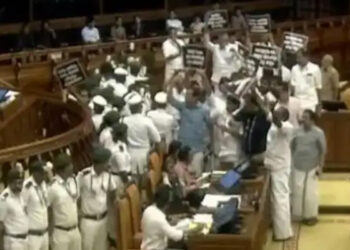 ബാനർ-പിടിച്ച്-നിയമസഭയുടെ-നടുത്തളത്തിലിറങ്ങി-പ്രതിപക്ഷം,-സീറ്റിലിരുന്നില്ലെങ്കിൽ-വി-ഡി-സതീശന്-മൈക്ക്-നൽകില്ലെന്ന്-സ്പീക്കർ,-വി-എൻ-വാസവന്റെ-രാജിയാവശ്യം-ശക്തം,-പിണറായി-വിജയന്റെ-ബോഡി-ഷെയ്മിങ്-പരാമർശത്തിനെതിരെയും-രൂക്ഷ-വിമർശനം