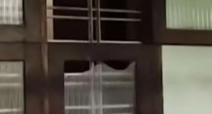 കണ്ണൂരിൽ-വീടുകൾക്കുനേരെ-ബോംബെറിഞ്ഞ്-അജ്ഞാത-സംഘം,-ജനൽചില്ലുകളും-റോഡിലെ-ടാറും-ഇളകി-തെറിച്ചു,-പരസ്പരം-കുറ്റാരോപണവുമായി-സിപിഐഎമ്മും-ബിജെപിയും