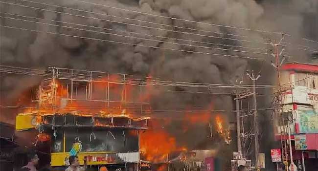 അട്ടിയടുക്കിയതുപോലെ-അടുത്തടുത്ത്-കടകൾ,-തൊട്ടുമുന്നിൽ-ഹൈവേയും-ബസ്-സ്റ്റാൻഡും!!-തളിപ്പറമ്പിലെ-തീപിടിത്തത്തിൽ-എരിഞ്ഞടങ്ങിയത്-60-കടകൾ,-ഒരു-കെട്ടിടം-പൂർണമായും-രണ്ടു-കെട്ടിടങ്ങൾ-ഭാഗികമായും-കത്തി-നശിച്ചു
