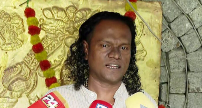 ദ്വാരപാലക-ശിൽപ്പങ്ങൾ-വിൽപ്പന-നടത്തിയതിനു-പിന്നിൽ-വമ്പൻ-സ്രാവുകൾ,-സ്വർണത്തിനല്ല-പാളിയുടെ-ദൈവിക-ചൈതന്യത്തിനാണ്-വില,-50-മുതൽ-100-കോടി-നൽകി-ഇവ-സ്വന്തമാക്കാൻ-ആവശ്യക്കാർ-ക്യൂ-നിൽക്കുകയാണ്,-ശിൽപ്പ-ഭാഗങ്ങള്‍-സൂക്ഷിച്ചാൽ-ശനിദോഷം-മാറുമെന്ന-വിശ്വാസതട്ടിപ്പും-നടക്കുന്നുണ്ടെന്ന്-ശിൽപ്പി-മഹേഷ്-പണിക്കർ