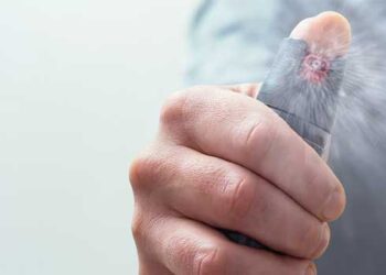 വഴിയിൽ-നിന്നു-കിട്ടിയ-കുപ്പി-കൗതുകത്തിനെടുത്ത്-ക്ലാസിൽ-കൊണ്ടുവന്ന്-സ്പ്രേ-ചെയ്തു,-പിന്നാലെ-കേട്ടത്-വിദ്യാർഥികളുടെ-കൂട്ടക്കരച്ചിൽ,-ഒപ്പം-ശ്വാസ-തടസവും-ബോധക്ഷയവും!!-10-വിദ്യാർഥികളും-രണ്ടു-അധ്യാപകരും-ആശുപത്രിയിൽ,-പ്ലസ്-വൺ-വിദ്യാർഥി-പ്രയോ​ഗിച്ചത്-പെപ്പർ-സ്പ്രേ