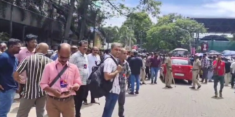 കൊച്ചി-ഇൻഡോർ-സ്റ്റേഡിയത്തിൽ-തോക്ക്-ഭീഷണി;-നിരീശ്വരവാദി-കൂട്ടായ്മയായ-‘എസൻസ്’-നിർത്തിവെച്ചു,-ഒരാൾ-അറസ്റ്റിൽ