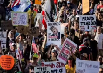 ട്രംപ്-രാജാവല്ല,-എത്രയും-പെട്ടന്ന്-ഇംപീച്ച്-ചെയ്യുക.-ട്രംപിനെതിരെ-തെരുവിലിറങ്ങി-ആയിരങ്ങൾ,-അമേരിക്കയെ-നിന്ദിക്കുന്ന-റാലിയെന്ന്-ആരോപണം