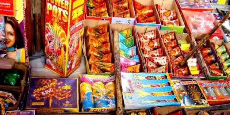 യുവാവിന്റെ-കൈയ്യിലിരുന്ന്-പടക്കം-പൊട്ടി