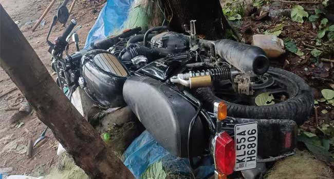 വിവാഹസൽക്കാരത്തിൽ-പങ്കെടുത്ത്-മടങ്ങവേ-അപകടം,-മൂന്നംഗ-സംഘം-സഞ്ചരിച്ച-ബൈക്ക്-ദിശതെറ്റി-10-അടി-ഉയരമുള്ള-സംരക്ഷണ-ഭിത്തിയിൽനിന്നും-പുഴയിലേക്ക്-പതിച്ചു,-യുവാവിന്-ദാരുണാന്ത്യം,-സ്ത്രീയുൾപ്പെടെ-രണ്ടുപേർ-ഗുരുതരാവസ്ഥയിൽ