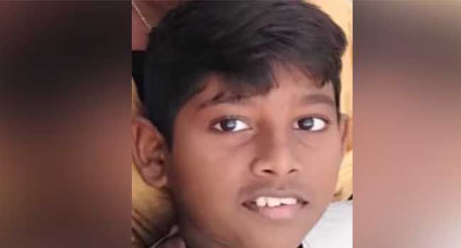 അച്ഛനൊപ്പം-യാത്ര-ചെയ്യവെ-ബൈക്കിൽ-ബസിടിച്ചു,-മകൻ-തെറിച്ചുവീണത്-ബസിനടിയിലേക്ക്,-പിൻചക്രം-കയറിയിറങ്ങി-അഞ്ചാം-ക്ലാസുകാരന്-ദാരുണാന്ത്യം