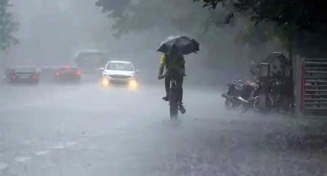 ശക്തമായ-കാറ്റും-മഴയും-മൂന്നു-ജില്ലകളിലെ-വിദ്യാഭ്യാസ-സ്ഥാപനങ്ങൾക്ക്-നാളെ-അവധി,-റെഡ്-അലർട്ട്