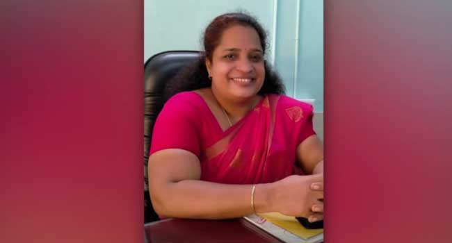 അറസ്റ്റ്-മാപ്പപേക്ഷയിൽ-ചുരുക്കി!!-മരിച്ചവരോട്-ബഹുമാനമാകാം,-അധികാരത്തിന്റെ-ധാർഷ്ട്യം-വേണ്ട,-കോടതി-നടപടികൾ-ചിത്രീകരിച്ച-സിപിഎം-വനിതാ-നേതാവിന്-1000-രൂപ-പിഴ,-മാപ്പപേക്ഷ-എഴുതി-കോടതി-പിരിയുംവരെ-വരാന്തയിൽ-നിൽക്കാൻ-ഉത്തരവ്