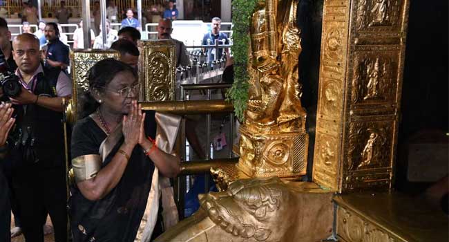 രാഷ്ട്രപതി-തൊഴുതുനിൽക്കുന്ന-ചിത്രത്തിൽ-ശ്രീകോവിലിന്റെ-ഉൾവശവും-വിഗ്രഹവും!!-വിമർശനത്തെ-തുടർന്ന്-ചിത്രം-എക്സ്-പ്ലാറ്റ്ഫോമിൽ-നിന്ന്-പിൻവലിച്ചു