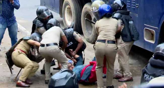 സമര-നേതാവ്-എസ്-മിനിയുടെ-വസ്ത്രങ്ങൾ-വലിച്ചു-കീറി,-പോലീസ്-വയറ്റിൽ-ലാത്തി-കൊണ്ട്-കുത്തി,-ക്രൂരമായി-ആക്രമിച്ചതിന്-ശേഷമാണ്-പോലീസ്-വാഹനത്തിൽ-കയറ്റിയത്-ഗുരുതര-ആരോപണങ്ങൾ!!-ആശാ-വർക്കർമാരുടെ-സമരത്തിൽ-ഉന്തും-തള്ളും