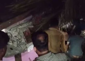 മണ്ണിടിച്ചിൽ-ഭയന്ന്-22-കുടുംബങ്ങളെ-മാറ്റിപ്പാർപ്പിച്ചു,-ഒരു-കുടുംബം-മാത്രം-സുരക്ഷിത-സ്ഥാനത്തേക്ക്-മാറാൻ-തയാറായില്ല!!-അടിമാലി-ദേശീയ-പാതയിൽ -അപകടാവസ്ഥയിലുണ്ടായിരുന്ന-വലിയ-മൺകൂന-താഴേക്ക്-പതിച്ചു,-രണ്ടുപേർ-കുടുങ്ങിക്കിടക്കുന്നു