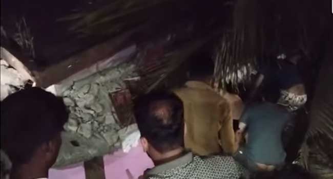 മണ്ണിടിച്ചിൽ-ഭയന്ന്-22-കുടുംബങ്ങളെ-മാറ്റിപ്പാർപ്പിച്ചു,-ഒരു-കുടുംബം-മാത്രം-സുരക്ഷിത-സ്ഥാനത്തേക്ക്-മാറാൻ-തയാറായില്ല!!-അടിമാലി-ദേശീയ-പാതയിൽ -അപകടാവസ്ഥയിലുണ്ടായിരുന്ന-വലിയ-മൺകൂന-താഴേക്ക്-പതിച്ചു,-രണ്ടുപേർ-കുടുങ്ങിക്കിടക്കുന്നു