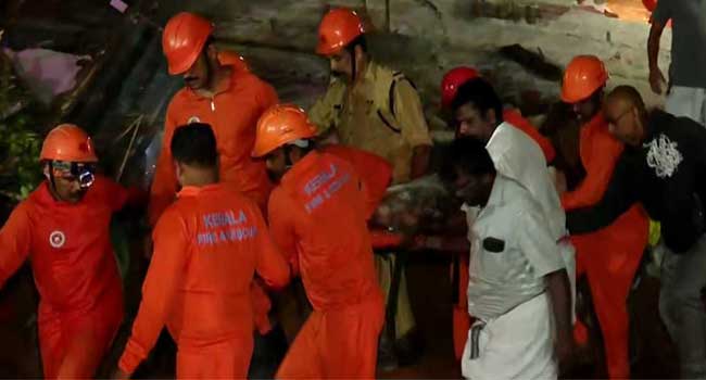 ദേശീയ-പാതയ്ക്ക്-മണ്ണെടുത്തത്-ദുരന്തത്തിനു-കാരണമെന്ന്-നാട്ടുകാർ!!-മണ്ണ്-ഇടിയുമെന്ന്-മുന്നറിയിപ്പ്-നൽകിയിരുന്നു-അധികൃതർ,-ബിജുവിനെ-മരണം-കവർന്നത്-ഭക്ഷണം-കഴിക്കാനായി-സ്വന്തം-വീട്ടിലേക്ക്-വന്നപ്പോൾ,-മൃതദേഹം-പുറത്തെടുക്കാനായത്-6-മണിക്കൂറിനു-ശേഷം,-മകനെ-ക്യാൻസർ-കവർന്നെടുത്തത്-ഒരു-വർഷം-മുൻപ്