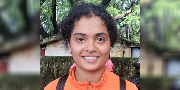 കയ്യില്-അച്ഛന്-വാങ്ങിത്തന്ന-പോളില്-വെള്ളി-നേടി-അച്ഛന്-സമ്മാനിച്ച്-ശ്രീയ-ലക്ഷ്മി