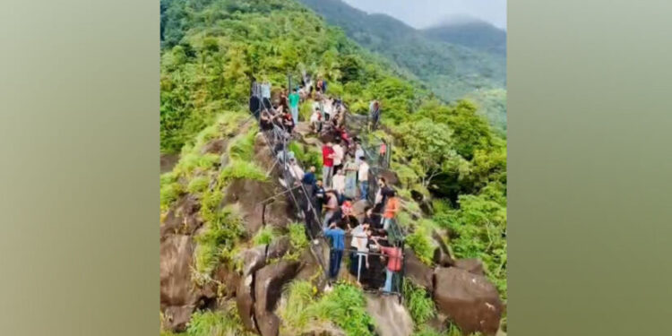 ദൃശ്യവിസ്മയമായി-ഉറിതൂക്കിമല