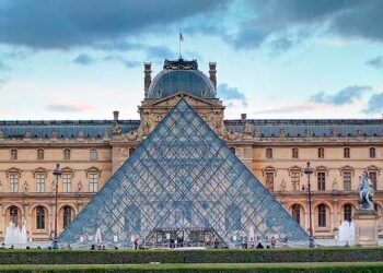 നിഗൂഢഭാവമുള്ള-മൊണാലിസയെതേടി-പാരിസിലെ-ലൂവ്ര്-മ്യൂസിയത്തിലേക്കൊരു-യാത്ര