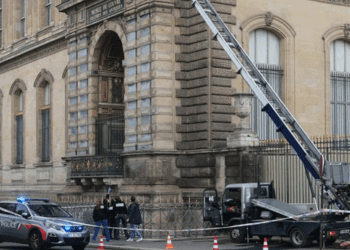 പാരീസില്‍-പിടിയിലായ-അഞ്ചുപേരില്‍-ഒരാള്‍-ലൂവ്രെ-മ്യൂസിയത്തിലെ-കള്ളനെന്ന്-സ്ഥിരീകരിച്ചു-;-തിരിച്ചറിഞ്ഞത്-ഡിഎന്‍എ-പരിശോധനയിലൂടെ-;-മോഷണമുതല്‍-കണ്ടെത്താന്‍-കഴിഞ്ഞില്ല