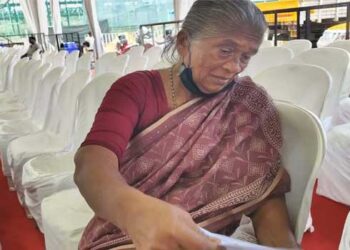 ചുറ്റും-തട്ടുപൊളിപ്പൻ-​ഗാനങ്ങളും,-ആളുകളുടെ-ഓട്ടപ്പാച്ചിലും…-വേദിയുടെ-ഓരംചേർന്ന്-കുറെ-കടലാസുകളുമായി-വിജയമ്മ-കാത്തിരിക്കുകയാണ്-മുഖ്യമന്ത്രിയെ-ഒന്നു-കാണാൻ…-ഒരു-തുണ്ട്-ഭൂമി,-അതിൽ-അടച്ചുറപ്പുള്ള-കൊച്ചു-കൂര…-അതാണ്-അപേക്ഷ