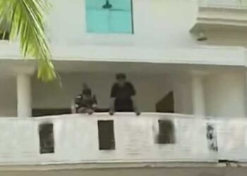 വീടിന്റെ-മുൻഭാഗം-പൊളിച്ചേ-പറ്റുകയുള്ളു-ദേശീയപാത-നിർമാണം-ഏറ്റെടുത്ത-കമ്പനി,-ഞങ്ങളെ-കൊന്നിട്ടേ-വീട്-പൊളിക്കൂ,-വീടിനു-മുകളിൽ-ഗ്യാസ്-സിലിണ്ടർ-എടുത്തുവച്ച്-ഭീഷണിയുമായി-കുടുംബം,-സ്റ്റേ-വാങ്ങിച്ചിട്ടുണ്ടെന്നും-വീട്ടുകാർ!!-സർവീസ്-റോഡ്-പോലുമില്ലാത്ത-സ്ഥലത്ത്-എന്തിനാണ്-കൂടുതൽ-സ്ഥലം-ഏറ്റെടുക്കുന്നത്?-നാട്ടുകാർ