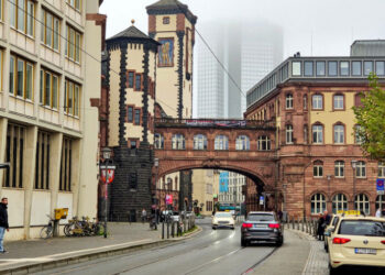 ഉയിർത്തുനിൽപിന്റെ-നഗരം