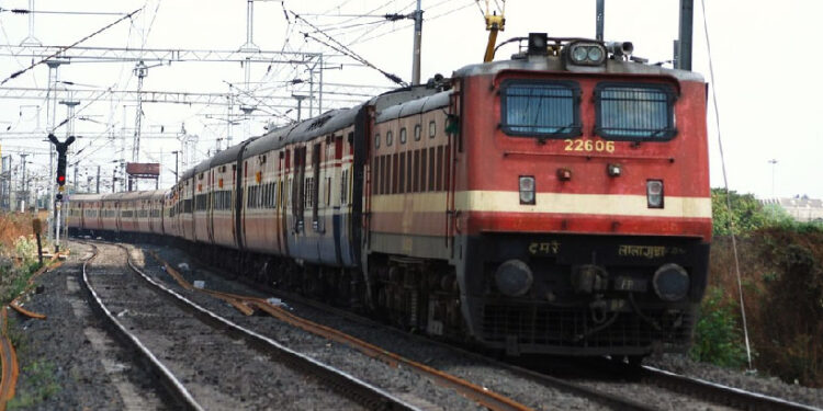 ‘ഓപ്പറേഷൻ-രക്ഷിത’;-അമിതമായി-മദ്യപിച്ച്-ട്രെയിൻ-യാത്രയ്ക്കെത്തി;-72-പേർക്കെതിരെ-കേസെടുത്ത്-റെയിൽവെ-പോലീസ്