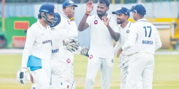 രഞ്ജിയില്‍-കേരളം-സൗരാഷ്‌ട്രയെ-160ന്-പുറത്താക്കി;-മിന്നിച്ച്-നിധീഷ്