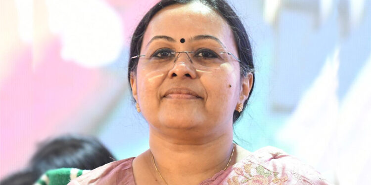 മെഡിക്കൽ-കോളേജിൽ-അപ്രതീക്ഷിത-സന്ദർശനം-നടത്തി-മന്ത്രി-വീണാ-ജോർജ്;-ശ്രീക്കുട്ടിയേയും-ബന്ധുക്കളേയും-കണ്ടു