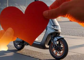 “കാമുകി-പോയാൽ-പോട്ടേ,-ആ-സ്കൂട്ടർ-തിരികെ-കിട്ടിയാൽ-മതി”…-ആദ്യമായി-കാമുകിയെ-കാണാൻ-തീരുമാനിച്ചപ്പോൾ-അവൾക്കു-ഒരോയൊരു-ഡിമാന്റ്,-വരണമെങ്കിൽ-സ്കൂട്ടർ-ഞാൻ-പറയുന്ന-സ്ഥലത്ത്-വെക്കണം!!-വാട്‌സ്ആപ്പ്-ചാറ്റിലൂടെ-പരിചയപ്പെട്ട-പെൺകുട്ടി-24-കാരന്റെ-പുതുപുത്തൻ-സ്കൂട്ടറുമായി-കടന്നു