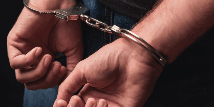 കോഴിക്കോട്-10-ലിറ്റർ-ചാരായവും-500-ലിറ്റർ-വാഷുമായി-യുവാവ്-പിടിയിൽ