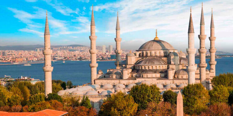 ഇസ്തംബൂളിനെ-അറിയാം;
ഒരു-മനോഹരമായ-ഭൂപ്രദേശം-മാത്രമല്ല;-നൂറ്റാണ്ടുകളായി-അഭിവൃദ്ധി-പ്രാപിച്ച-ഒരു-നഗരത്തിന്റെ-ഹൃദയമിടിപ്പ്-കൂടിയാണ്