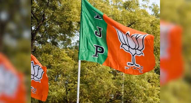 സ്ഥാനാർഥിത്വത്തിൽ-നിന്ന്-പിന്മാറാൻ-കോൺഗ്രസ്-സ്ഥാനാർഥിയുടെ-വീട്ടിലെത്തി-പണം-വാഗ്ദാനം-ചെയ്തു,-നഗരസഭാംഗം-കെ-ജയലക്ഷ്മി,-മുൻ-കൗൺസിലറും-നിലവിലെ-ബിജെപി-സ്ഥാനാർത്ഥിയുമായ-സുനിൽ-മോഹനടക്കം-നാലു-പേർക്കെതിരെ-കേസ്