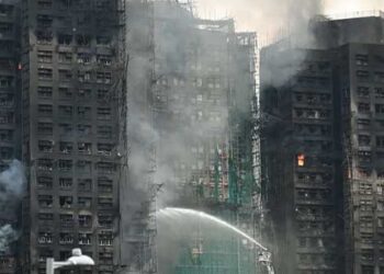 ഹോങ്കോങ്ങിൽ-31-നില-പാർപ്പിട-സമുച്ചയത്തിന്-തീപിടിച്ച്-44-മരണം,-279-പേരെ-കാണാതായി!!-മരിച്ചവരിൽ-ഒരു-അഗ്നിശമന-സേനാംഗവും