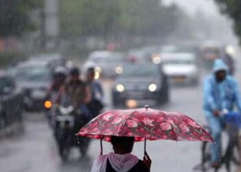 കേരളത്തിൽ-അടുത്ത-മൂന്ന്-ദിവസം-കൂടി-മഴ-തുടരും;-ചുഴലിക്കാറ്റ്-രൂപപ്പെടാൻ-സാധ്യത