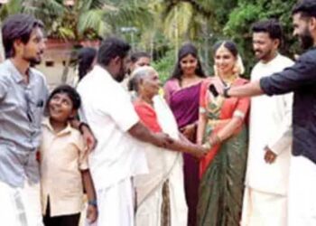 കതിർമണ്ഡപത്തിൽനിന്ന്-നേരെ-വോട്ടർമാർക്കിടയിലേക്ക്…-താലികെട്ട്-കഴിഞ്ഞ്,-കല്യാണ-പുടവയുമുടുത്ത്-വരനുമായി-വോട്ടഭ്യർഥിച്ച്-ഒറ്റൂർ-പഞ്ചായത്തിലെ-യുഡിഎഫ്-സ്ഥാനാർഥി-എഎസ്.-മേഘന