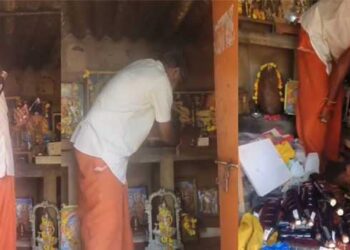 വൻ-തോതിൽ-മദ്യം-വാങ്ങി-സൂക്ഷിക്കും,-ആവശ്യക്കാർ-വിളിച്ചാൽ-സ്പോട്ടിലെത്തിച്ച്-നൽകും!!-കുടുംബക്ഷേത്രത്തിനുള്ളിലെ-വിഗ്രഹങ്ങളുടെ-അറയിലും-ഫോട്ടോകൾക്കിടയിലും-മദ്യക്കുപ്പികൾ,-ഇലക്ഷൻ-പ്രമാണിച്ച്-വിൽക്കാൻ-സൂക്ഷിച്ചിരുന്ന-30-ലിറ്റർ-മ​ദ്യം-പിടികൂടി,-ഒരാൾ-അറസ്റ്റിൽ