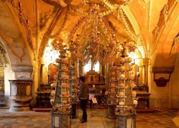 70,000-ആളുകളുടെ-അസ്ഥികൾ-കൊണ്ട്-നിർമിച്ച-പള്ളി;-ചെക്ക്-റിപ്പബ്ലിക്കിലെ-‘സെഡ്‌ലെക്-ഓഷ്യുറി’യുടെ-കഥ…