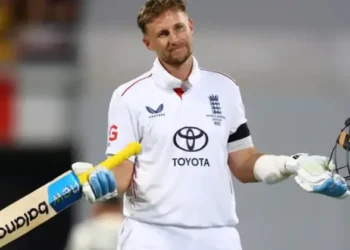 ആഷസ്-രണ്ടാം-ടെസ്റ്റ്:-സ്റ്റാര്‍ക്-തിളങ്ങി;-റൂട്ട്-കാത്തു,-ഇംഗ്ലണ്ട്-ഒമ്പതിന്-325