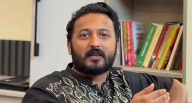 “പരാതിക്കാരിയുമായി-ഏറെ-അടുപ്പത്തിലായിരുന്നു,-സ്വകാര്യ-സംഭാഷണത്തിന്റെ-വോയ്സ്-ക്ലിപ്പുകൾ-സാമൂഹികമാധ്യമങ്ങളിൽ-വന്നതോടെ-അകന്നു,-താനുമായി-അടുപ്പത്തിലാണെന്ന്-എഴുതി-നൽകണമെന്ന്-മാനേജ്മെന്റ്-ആവശ്യപ്പെട്ടു!!-ഈ-ഫോൺ-സംഭാഷണം-തന്റെ-പക്കലുണ്ട്,-പോലീസ്-പിന്നാലെയായതിനാൽ-ഹാജരാക്കുന്നില്ല,-എഫ്ഐആറിന്റെയോ-മൊഴിയുടെയോ-പകർപ്പ്-തനിയ്ക്ക്-ലഭിച്ചിട്ടില്ല”