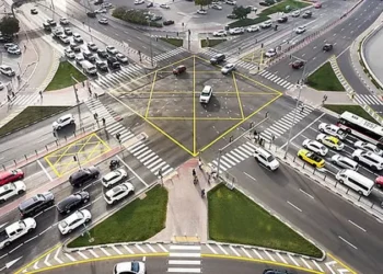 ദുബായിൽ-ഗതാഗതക്കുരുക്ക്-ഒഴിവാക്കാൻ-കര്ശന-നടപടി;-ട്രക്ക്-ഡ്രൈവർമാർക്ക്-മുന്നറിയിപ്പുമായി-ആർടിഎ