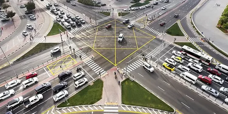 ദുബായിൽ-ഗതാഗതക്കുരുക്ക്-ഒഴിവാക്കാൻ-കര്ശന-നടപടി;-ട്രക്ക്-ഡ്രൈവർമാർക്ക്-മുന്നറിയിപ്പുമായി-ആർടിഎ