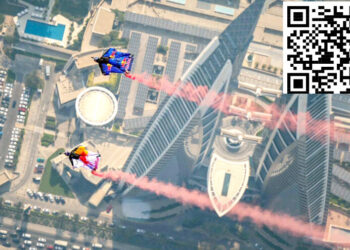 വേൾഡ്-ട്രേഡ്-സെന്റർ-ടവറുകൾക്കിടയിലൂടെ-സമാന്തരമായി-പറന്ന്-വിദേശ-സാഹസികർ