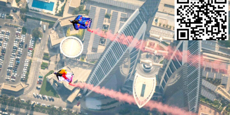 വേൾഡ്-ട്രേഡ്-സെന്റർ-ടവറുകൾക്കിടയിലൂടെ-സമാന്തരമായി-പറന്ന്-വിദേശ-സാഹസികർ