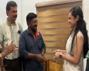 വീണുകിട്ടിയ-1.5-ലക്ഷം-രൂപയുടെ-വള-തിരിച്ചുനല്‍കി;-വജ്രത്തേക്കാള്‍-മൂല്യമുള്ള-ചുമട്ടുതൊഴിലാളിയുടെ-സത്യസന്ധത