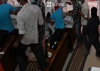 വേങ്ങാട്-പഞ്ചായത്തിലെ-16ാം-വാര്ഡിൽ-യുഡിഎഫ്-വനിതാ-സ്ഥാനാർഥിയേയും-പോളിംഗ്-ഏജന്റിനേയും-ക്രൂരമായി-മർദിച്ച്-മുഖംമൂടി-സംഘം,-നരേന്ദ്ര-ബാബുവിനെ-റോഡിലേക്ക്-വലിച്ചിഴച്ചു,-കമ്പ്യൂട്ടറുകൾ-തല്ലിത്തകർത്തു,-ആക്രമണത്തിനു-പിന്നിൽ-സിപിഎമ്മെന്ന്-കോൺഗ്രസ്