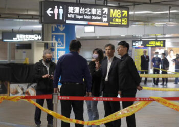 മെട്രോ-സ്റ്റേഷനില്‍-പുക-ബോംബ്-വലിച്ചെറിഞ്ഞു,-പിന്നാലെ-കത്തിയാക്രമണം,-മൂന്നുപേര്‍-കൊല്ലപ്പെട്ടു,-മൂന്നാം-നിലയില്‍-നിന്ന്-ചാടി-ആത്മഹത്യ-ചെയ്ത്-അക്രമി