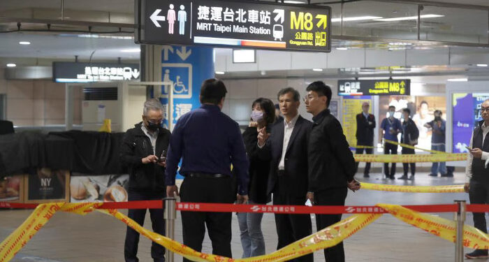 മെട്രോ-സ്റ്റേഷനില്‍-പുക-ബോംബ്-വലിച്ചെറിഞ്ഞു,-പിന്നാലെ-കത്തിയാക്രമണം,-മൂന്നുപേര്‍-കൊല്ലപ്പെട്ടു,-മൂന്നാം-നിലയില്‍-നിന്ന്-ചാടി-ആത്മഹത്യ-ചെയ്ത്-അക്രമി