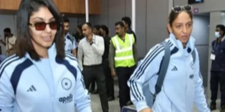 ഇന്ത്യ-ശ്രീലങ്ക-വനിതാ-ക്രിക്കറ്റ്-ടീമുകള്‍ക്ക്-തിരുവനന്തപുരത്ത്-ഊഷ്മള-സ്വീകരണം