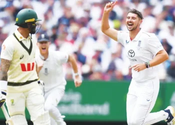 ബോക്സിങ്-ഡേയില്-വിക്കറ്റ്-മഴ;-ആദ്യദിനം-ഓസീസും-ഇംഗ്ലണ്ടും-ഓള്-ഔട്ടായി